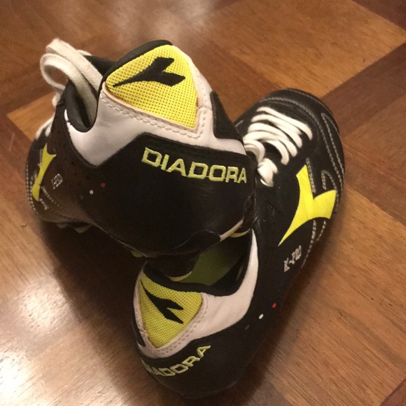 Diadora Soccer Shoes - Picture 2 of 4